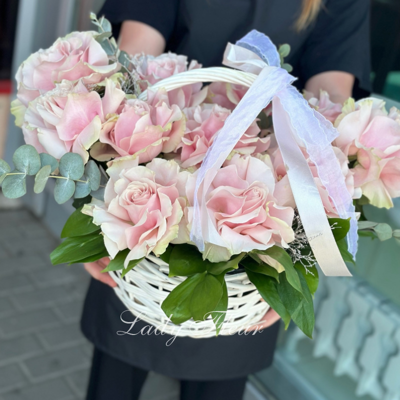 Композиция в корзине из роз «Франция» 2