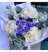 Сборный букет с гортензией и французскими розами «Фиолетовая вата»