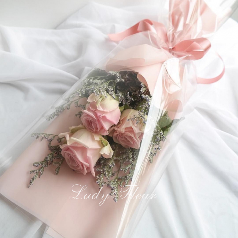 Розы в букете «Изысканный комплимент»