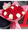 Букет из красных и белых роз «К ногам любимой мамы»