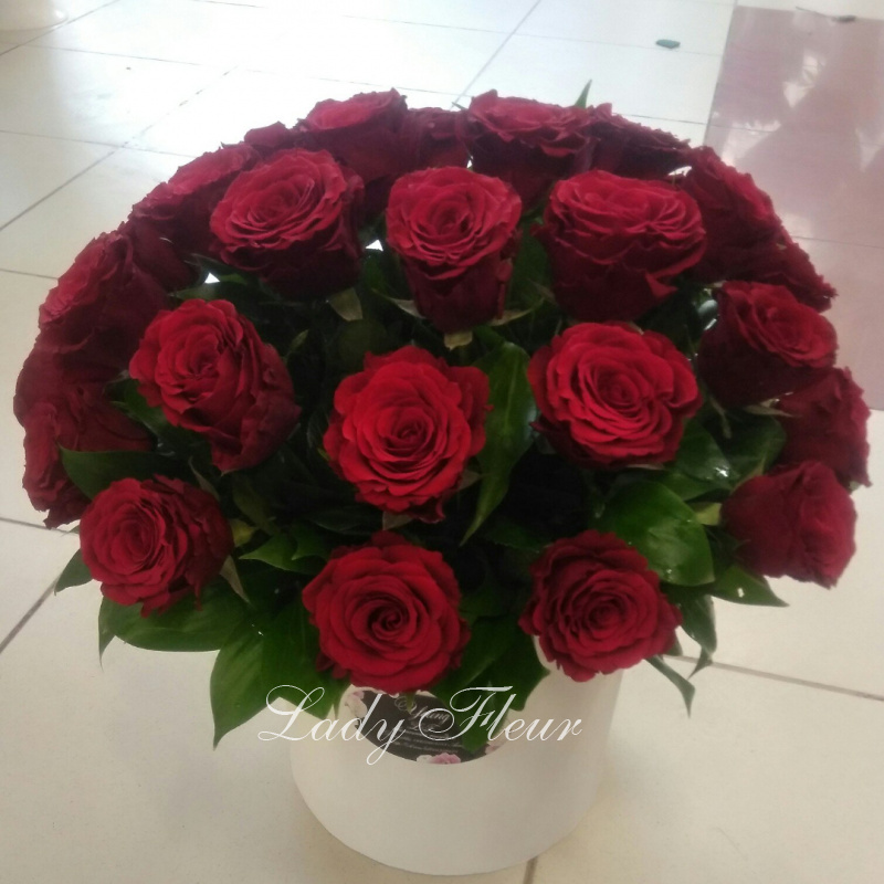 Коробка с розами «Обьятые страстью»