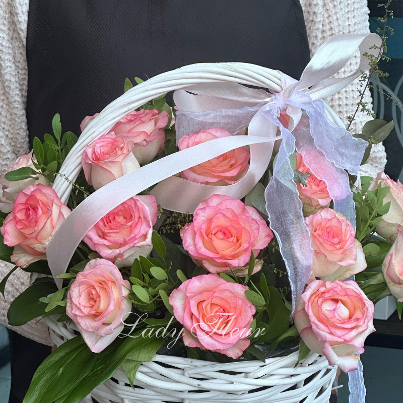 Композиция в корзине из роз «Нежное счастье» 2