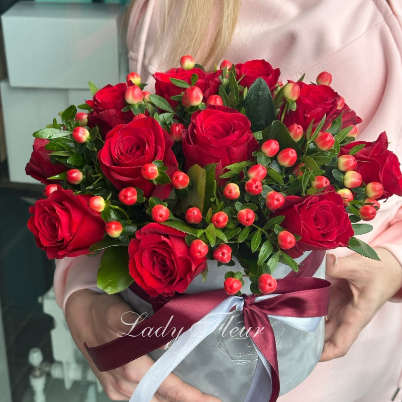 Композиция в коробке с розами «Красная шапочка» 1