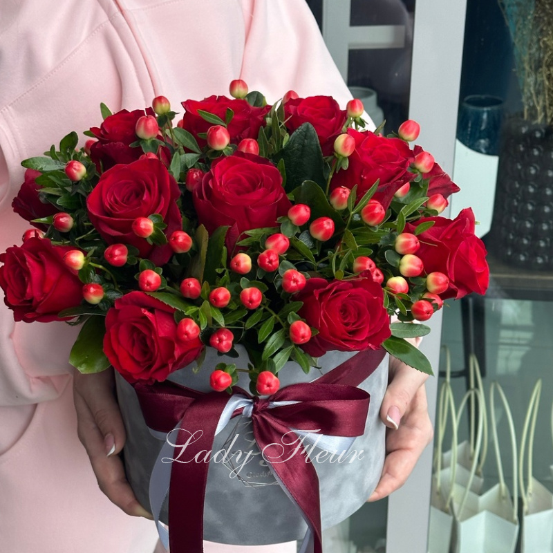 Композиция в коробке с розами «Красная шапочка» 2