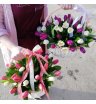 Композиция в корзине из 25 тюльпанов «Весенний микс»