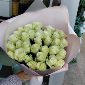 букет из 35 белых роз от интернет-магазина «Lady fleur 63» в Тольятти