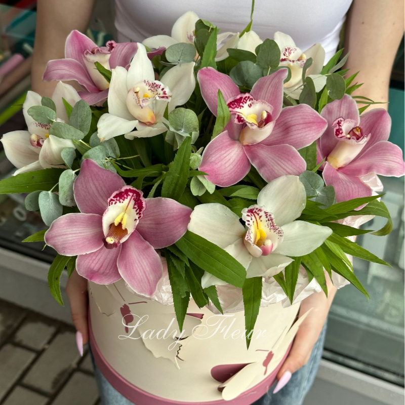 Композиция из орхидей в коробке «Невесомость»
