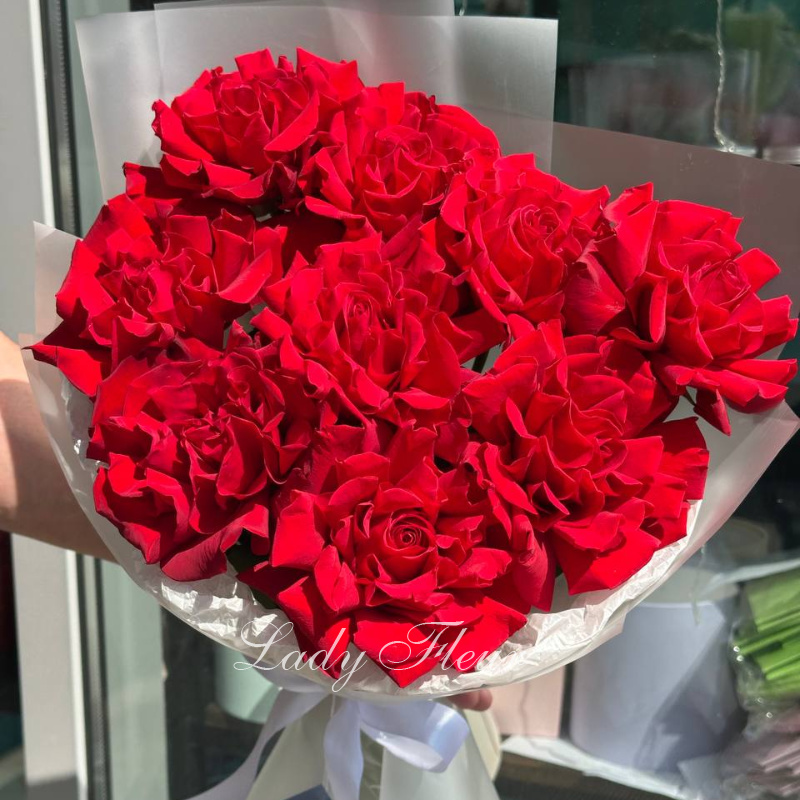 шикарный букет из 9 крупных роз 1