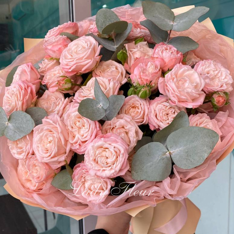 Розовое облако любви  из кустовых пионовидных роз