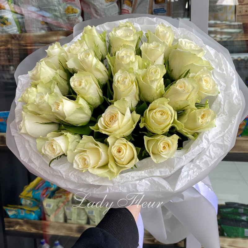 Белые розы 25 шт